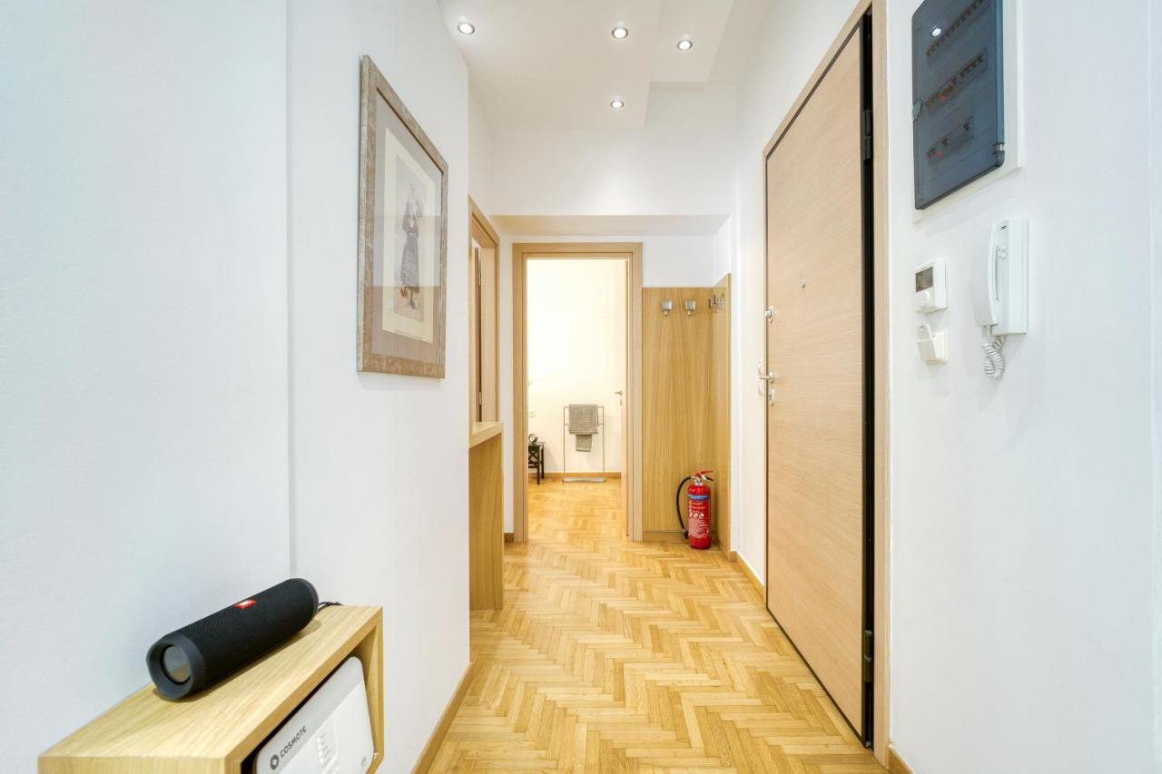 Stylish, Sunny New 2 Bedroom, Prime Central Афины Экстерьер фото