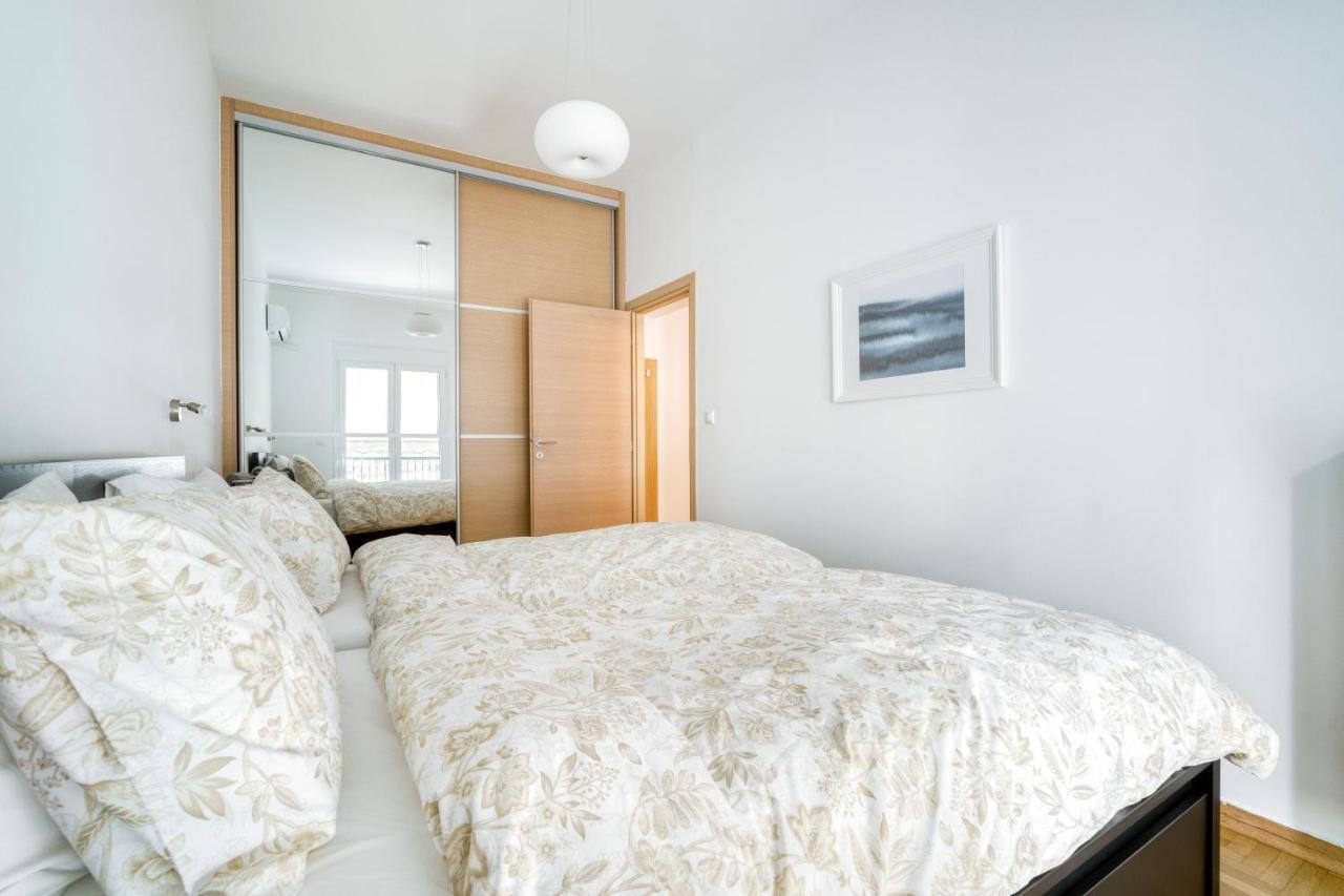 Stylish, Sunny New 2 Bedroom, Prime Central Афины Экстерьер фото